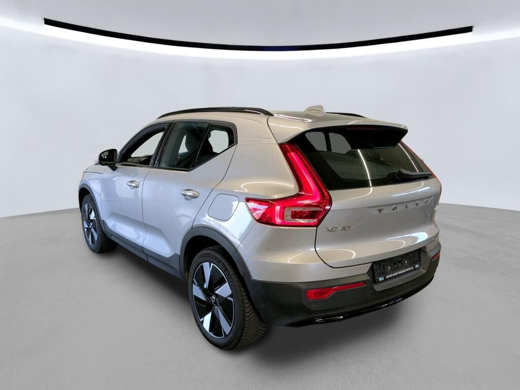 Sølv Volvo XC40 fra 2024