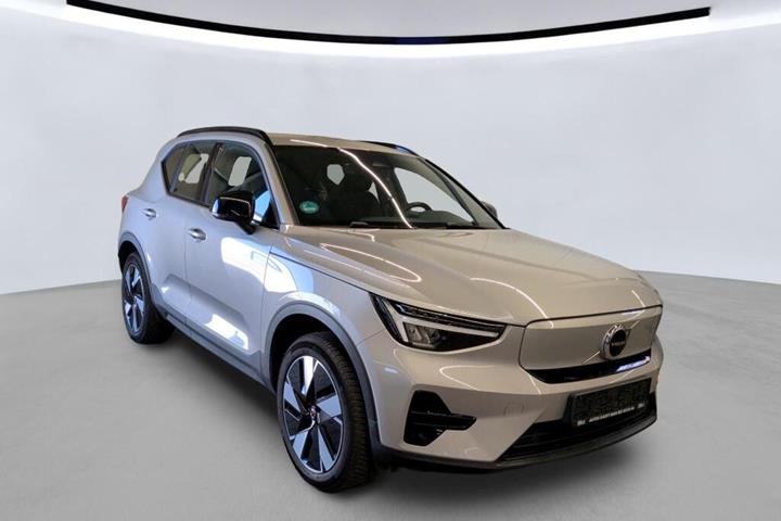 Sølv Volvo XC40 fra 2024