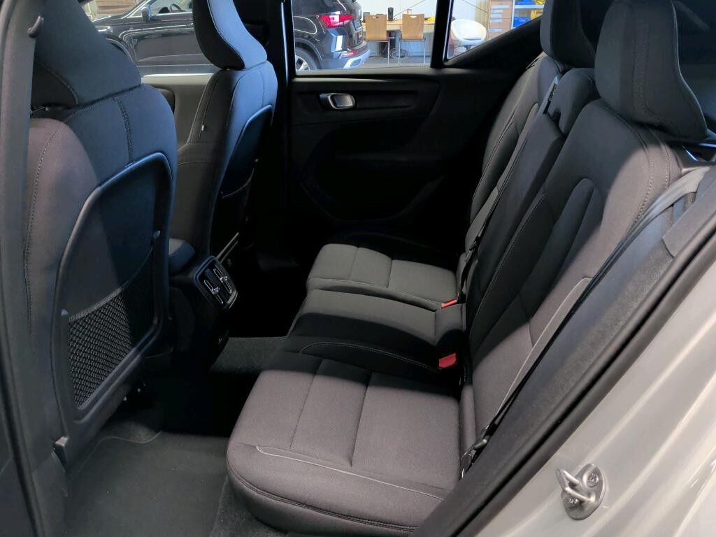 Sølv Volvo XC40 fra 2024