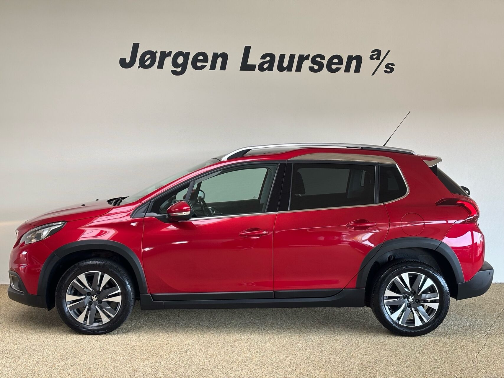 Rød Peugeot 2008 fra 2017