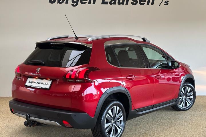 Rød Peugeot 2008 fra 2017