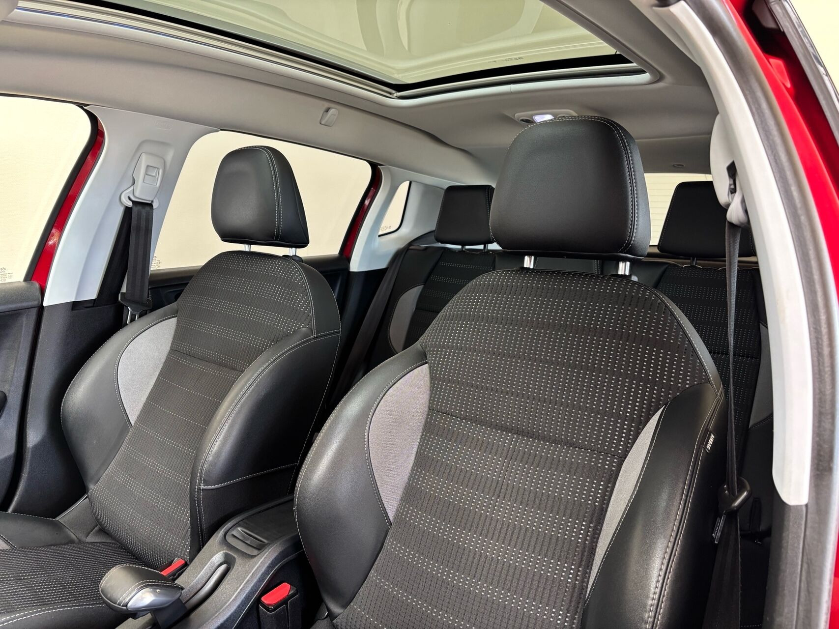 Rød Peugeot 2008 fra 2017