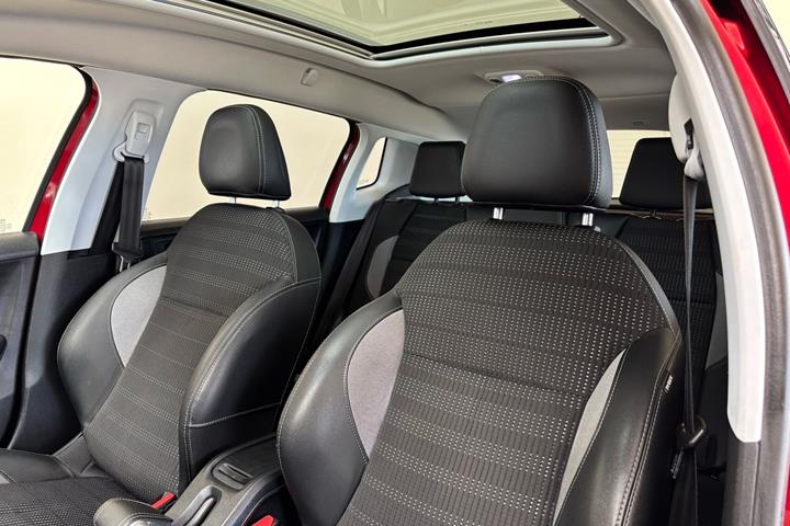 Rød Peugeot 2008 fra 2017