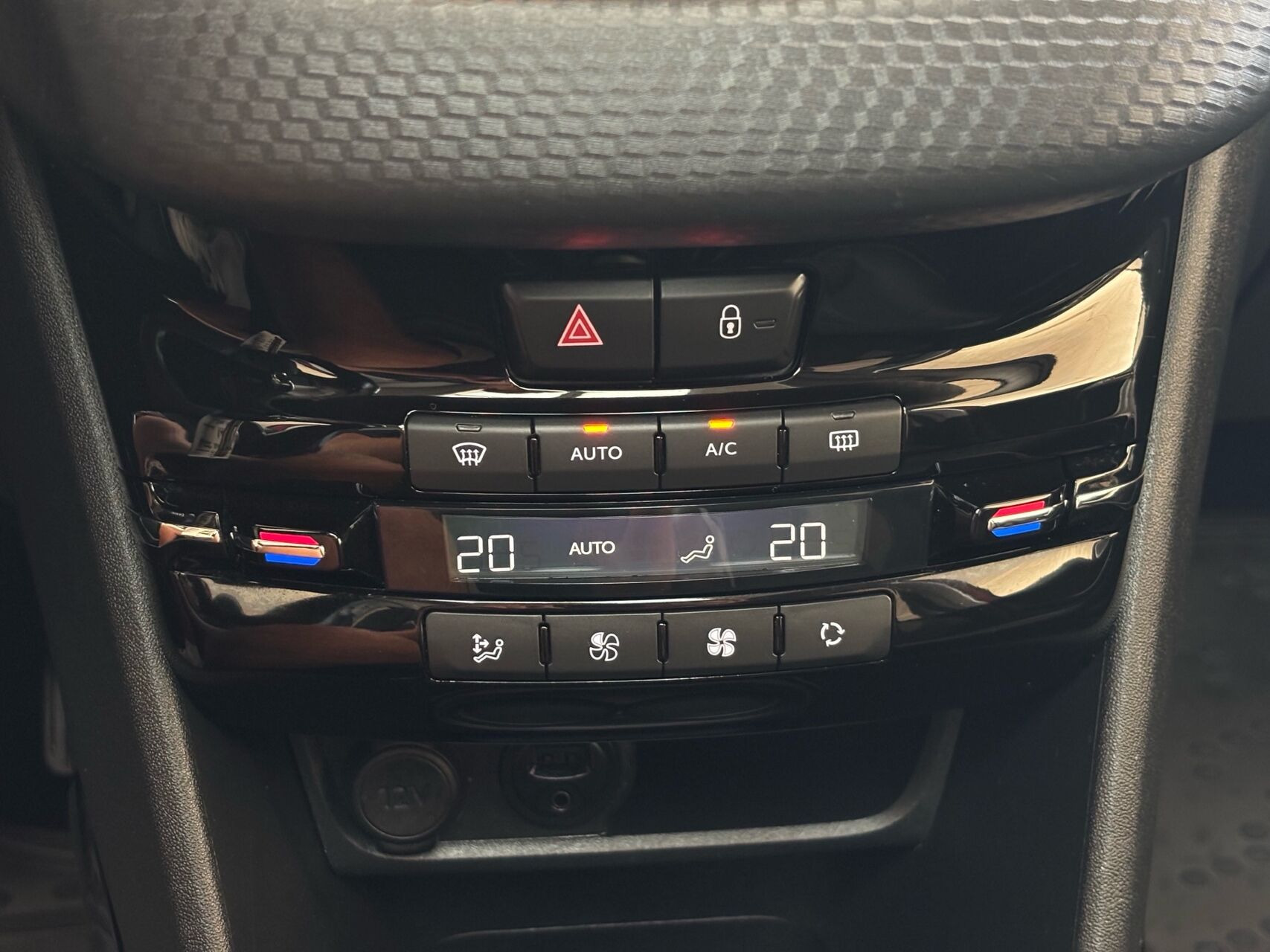 Rød Peugeot 2008 fra 2017