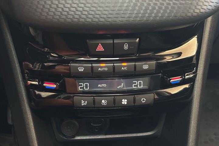 Rød Peugeot 2008 fra 2017