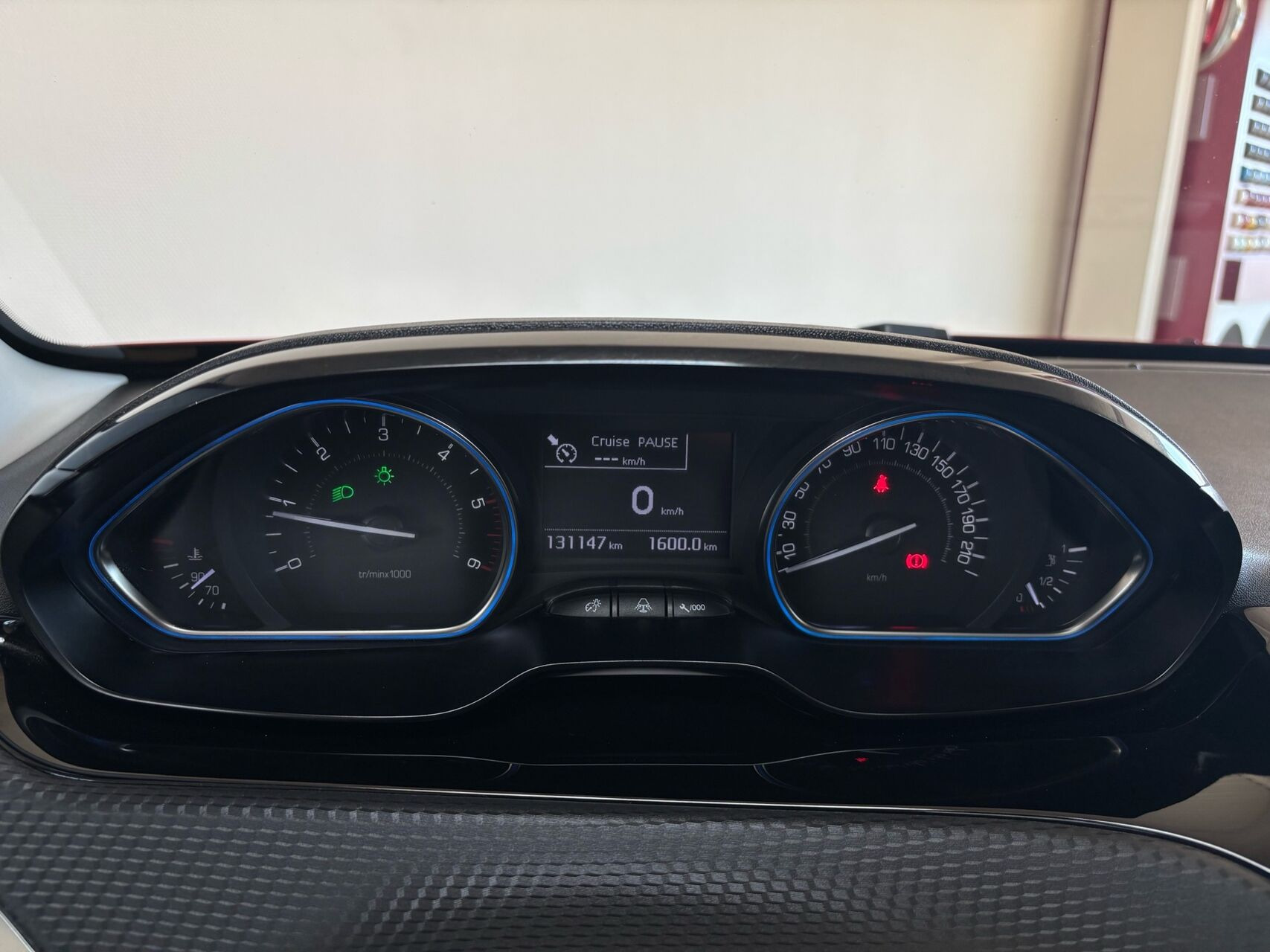 Rød Peugeot 2008 fra 2017