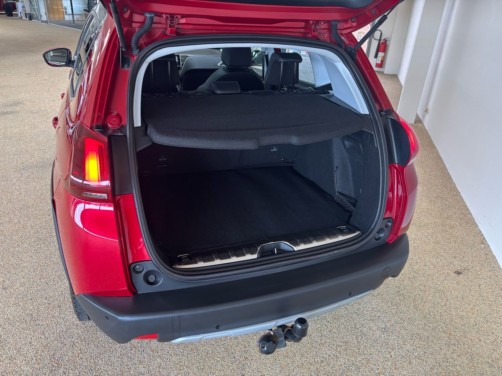 Rød Peugeot 2008 fra 2017