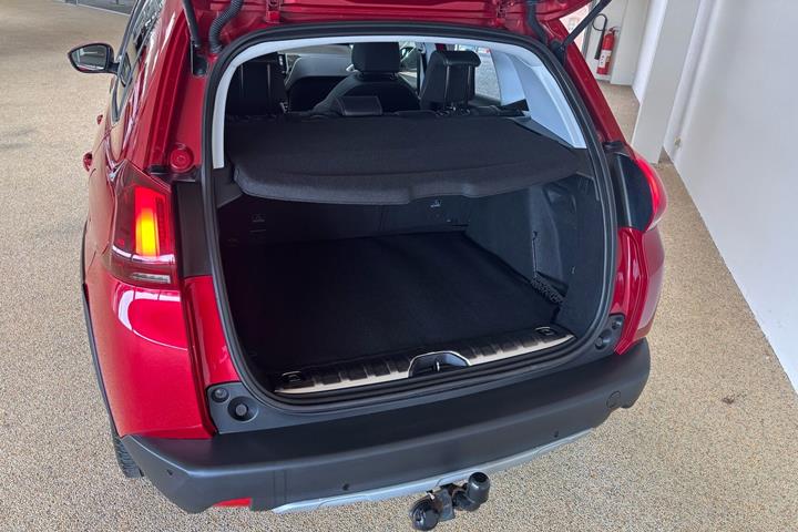Rød Peugeot 2008 fra 2017