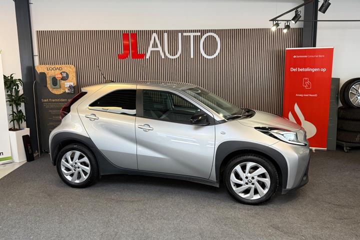 Sølv Toyota Aygo X fra 2023