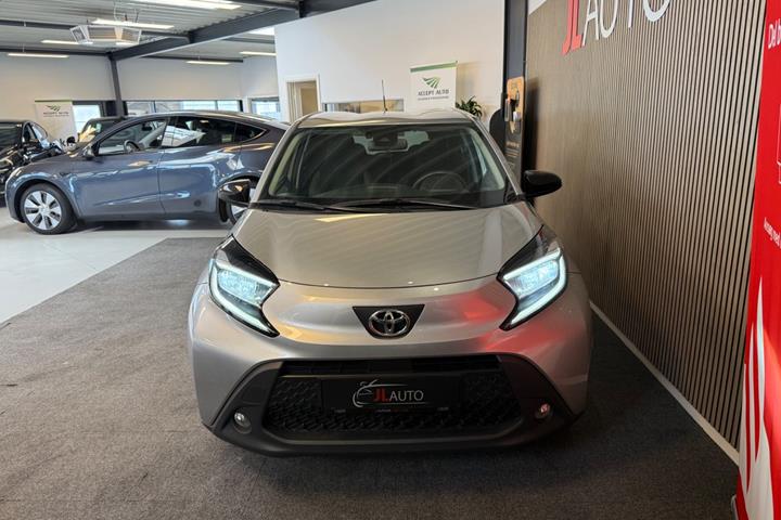 Sølv Toyota Aygo X fra 2023