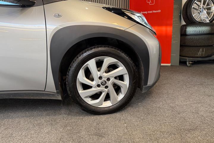 Sølv Toyota Aygo X fra 2023