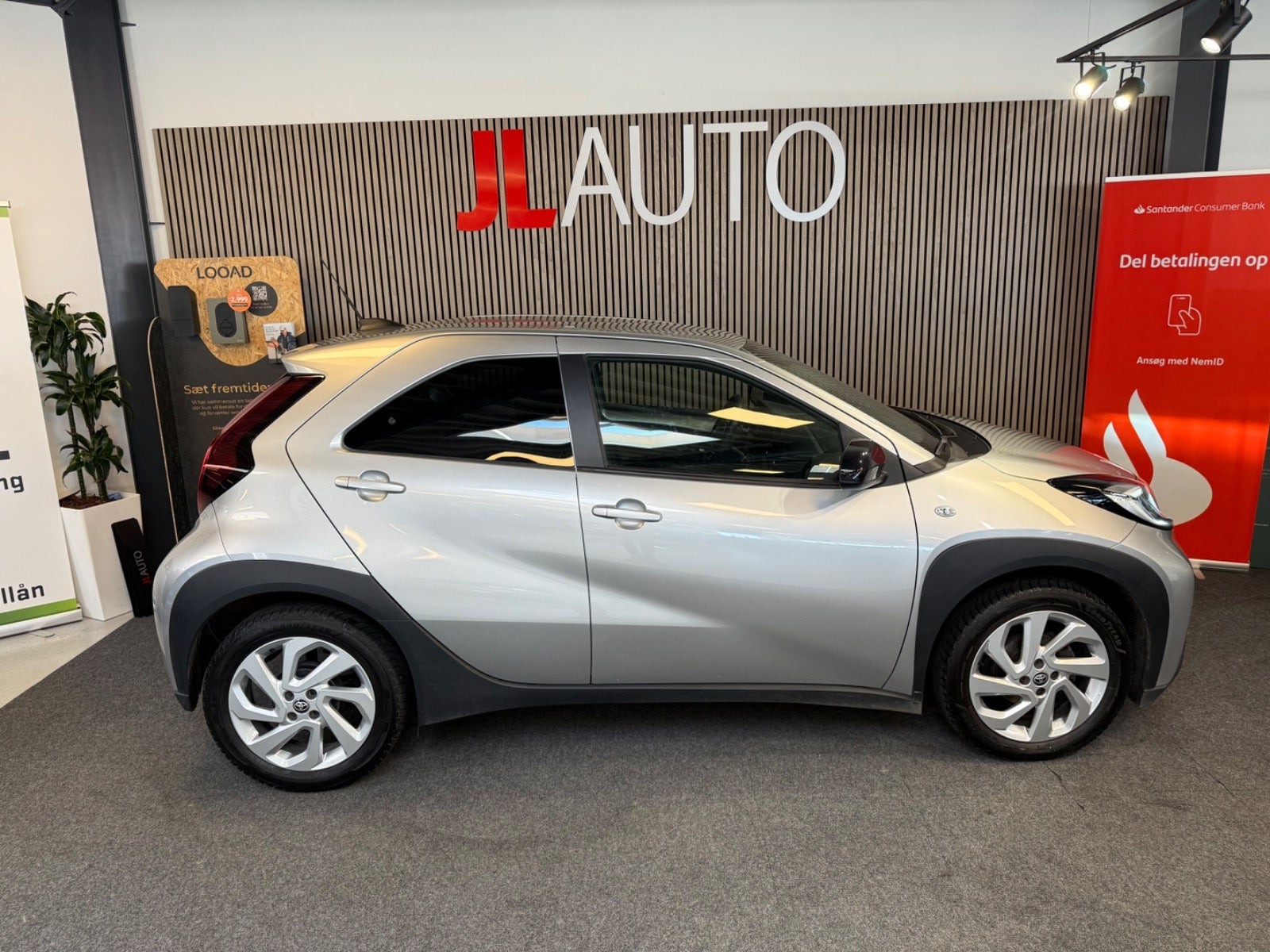 Sølv Toyota Aygo X fra 2023