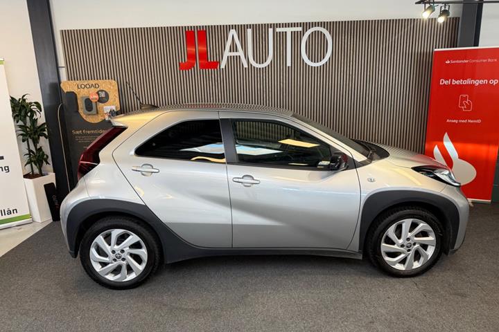 Sølv Toyota Aygo X fra 2023