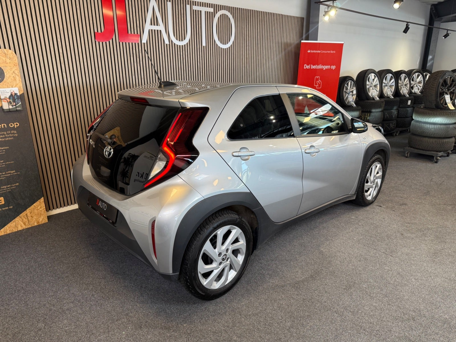 Sølv Toyota Aygo X fra 2023