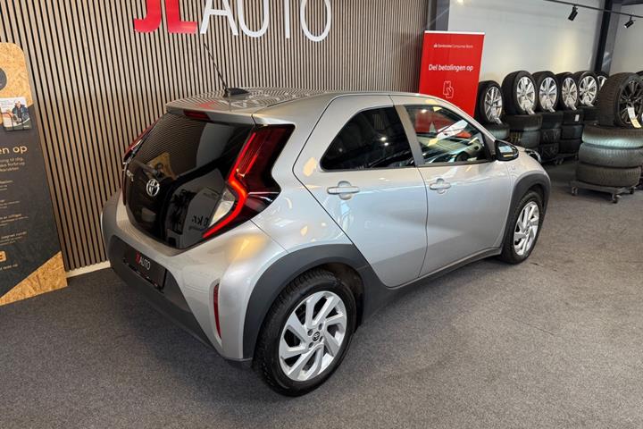 Sølv Toyota Aygo X fra 2023