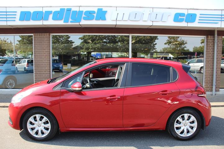 Rød Peugeot 208 fra 2017