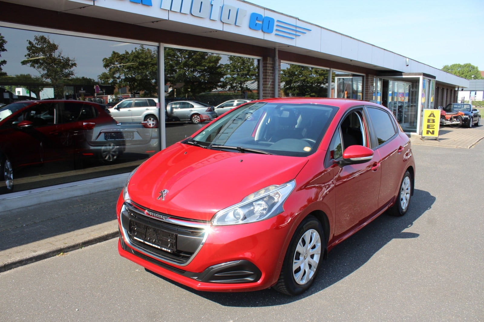 Rød Peugeot 208 fra 2017