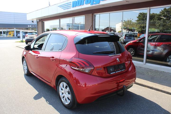 Rød Peugeot 208 fra 2017