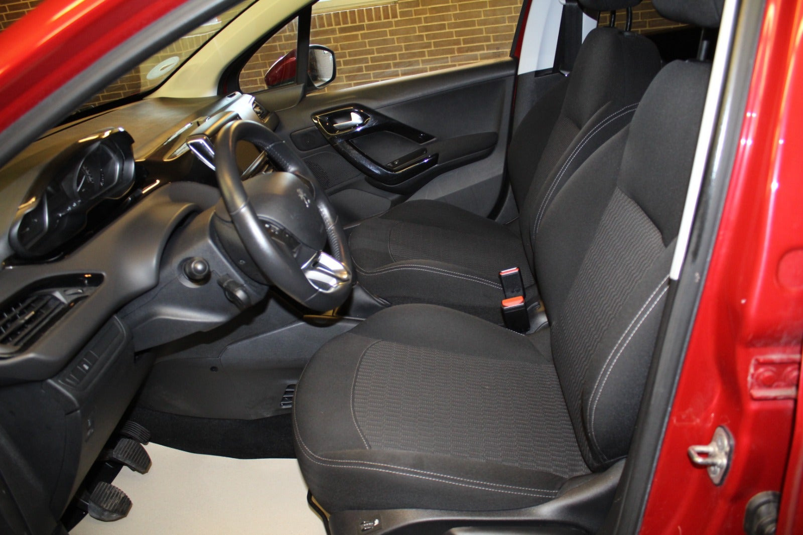 Rød Peugeot 208 fra 2017