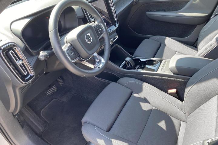 Sølv Volvo XC40 fra 2023