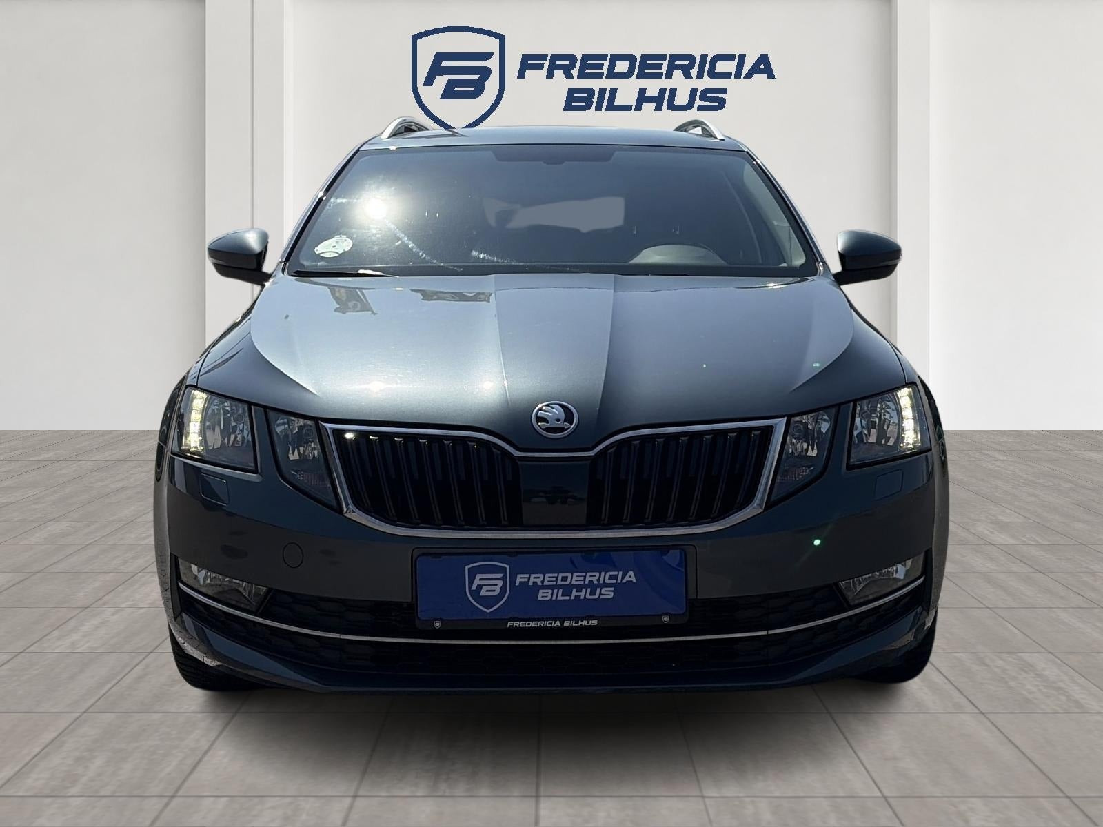 Grå Skoda Octavia fra 2020