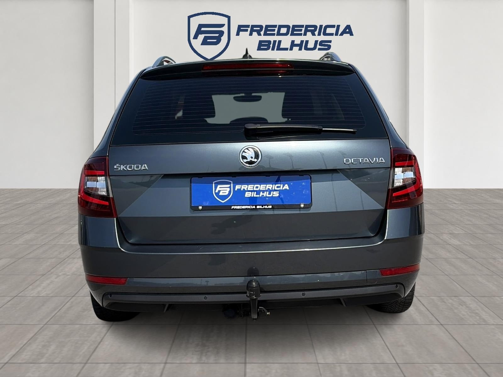 Grå Skoda Octavia fra 2020