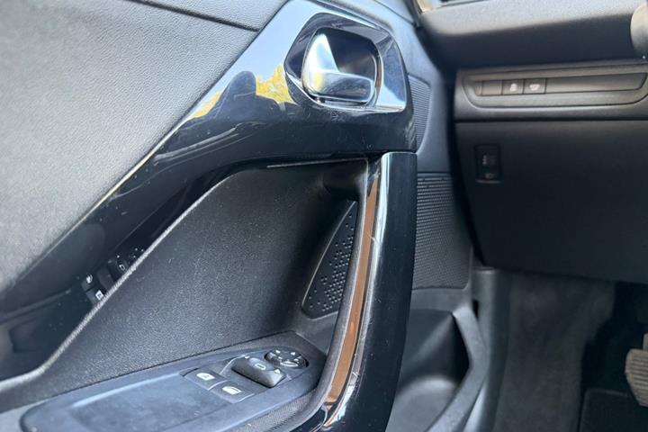 Grøn Peugeot 208 fra 2015