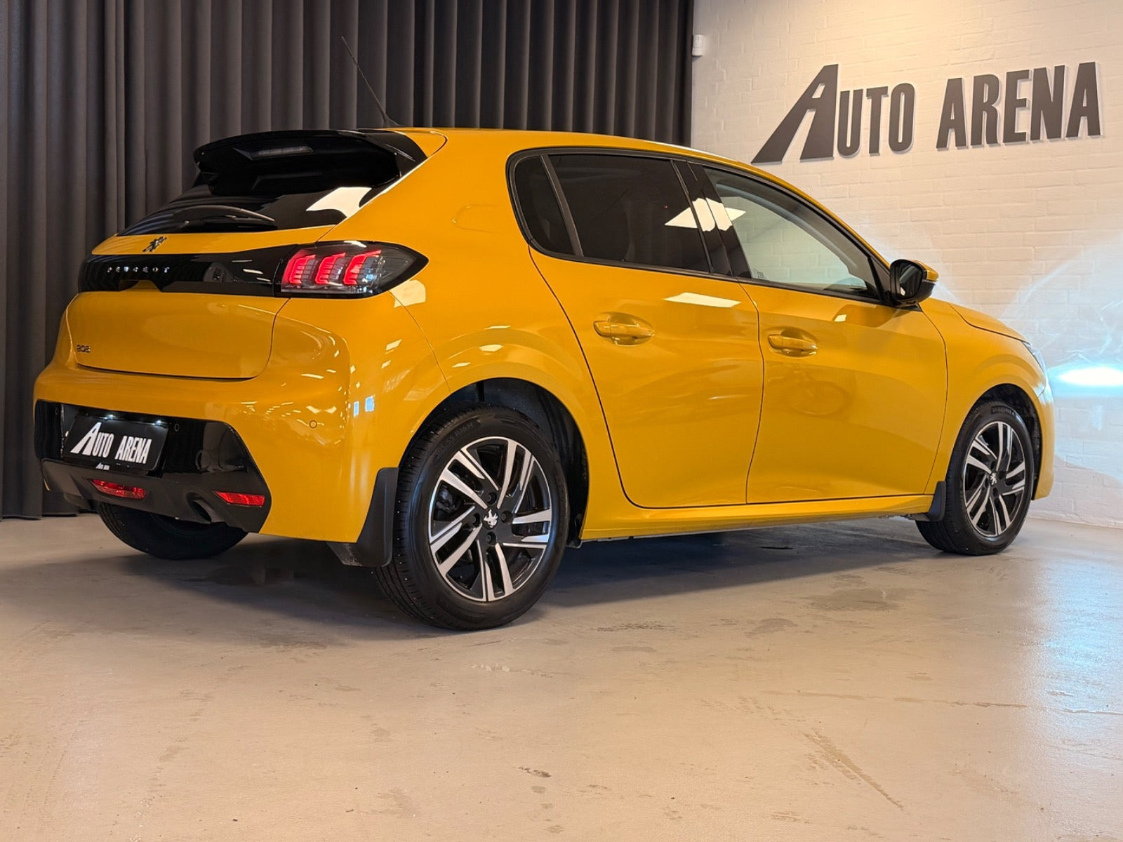 Gul Peugeot 208 fra 2020