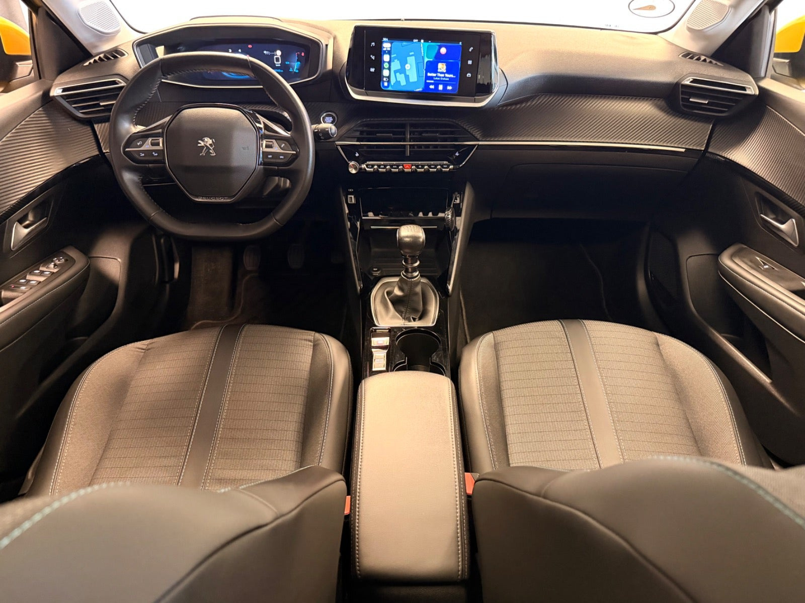 Gul Peugeot 208 fra 2020