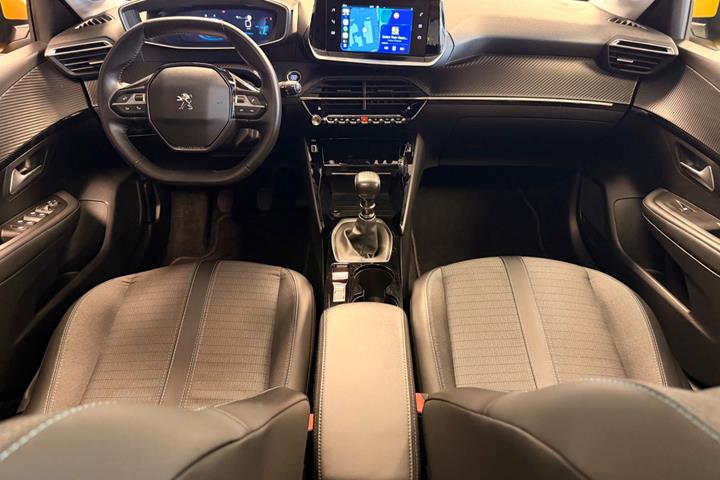 Gul Peugeot 208 fra 2020