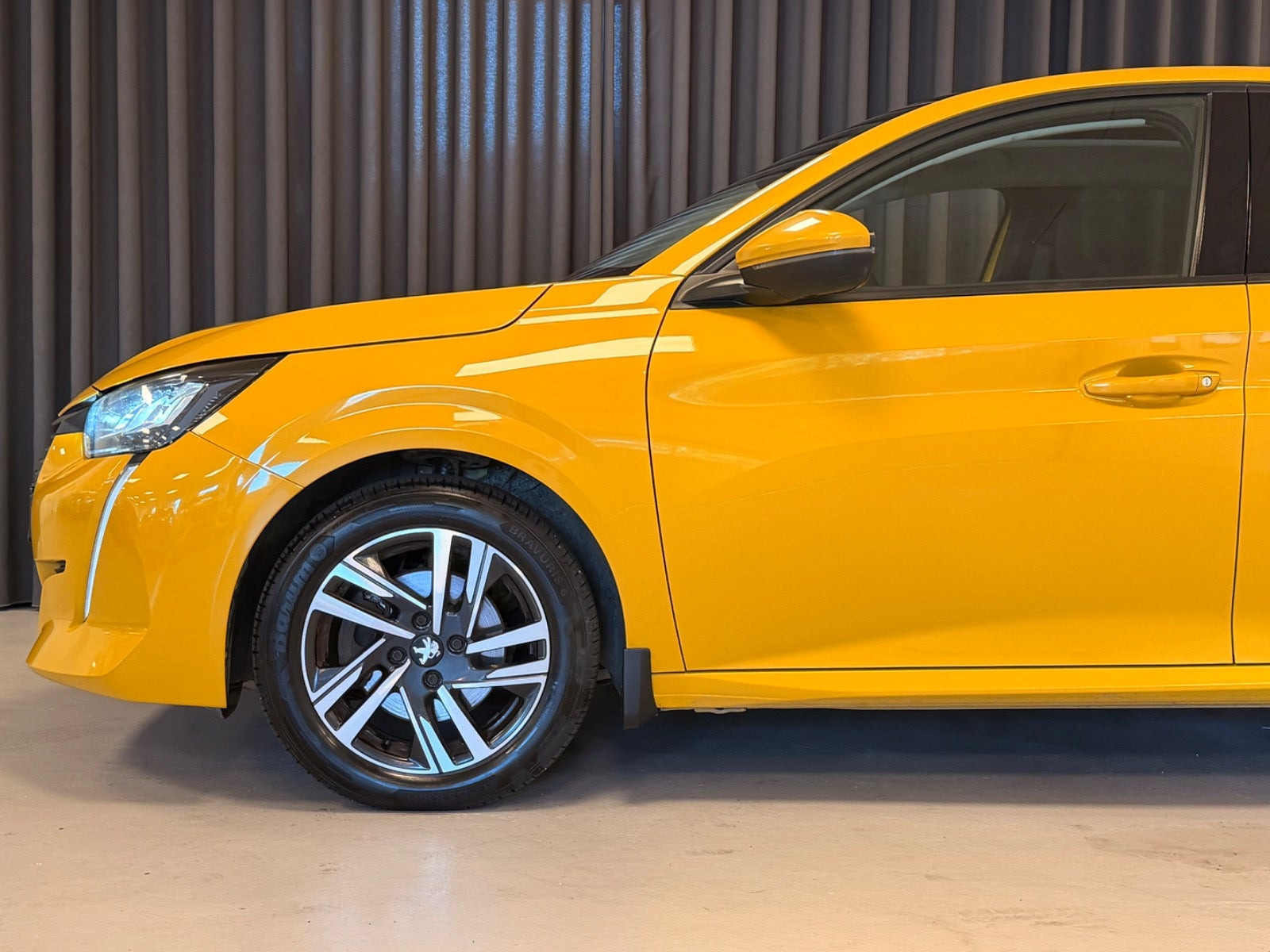 Gul Peugeot 208 fra 2020