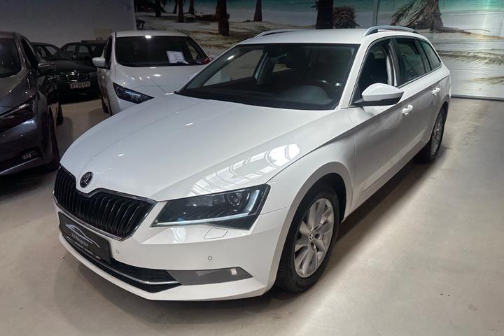 Hvid Skoda Superb fra 2017 set udefra