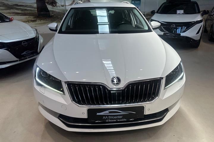 Hvid Skoda Superb fra 2017