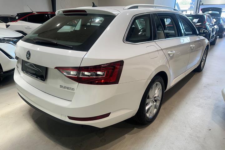 Hvid Skoda Superb fra 2017