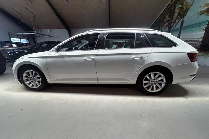 Hvid Skoda Superb fra 2017