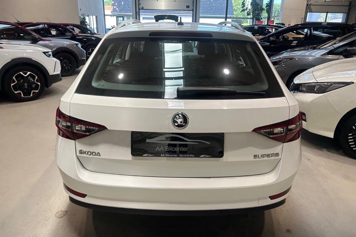 Hvid Skoda Superb fra 2017