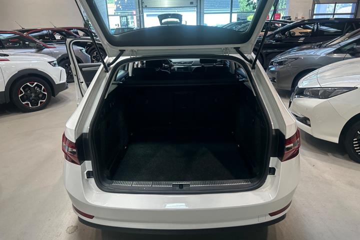 Hvid Skoda Superb fra 2017