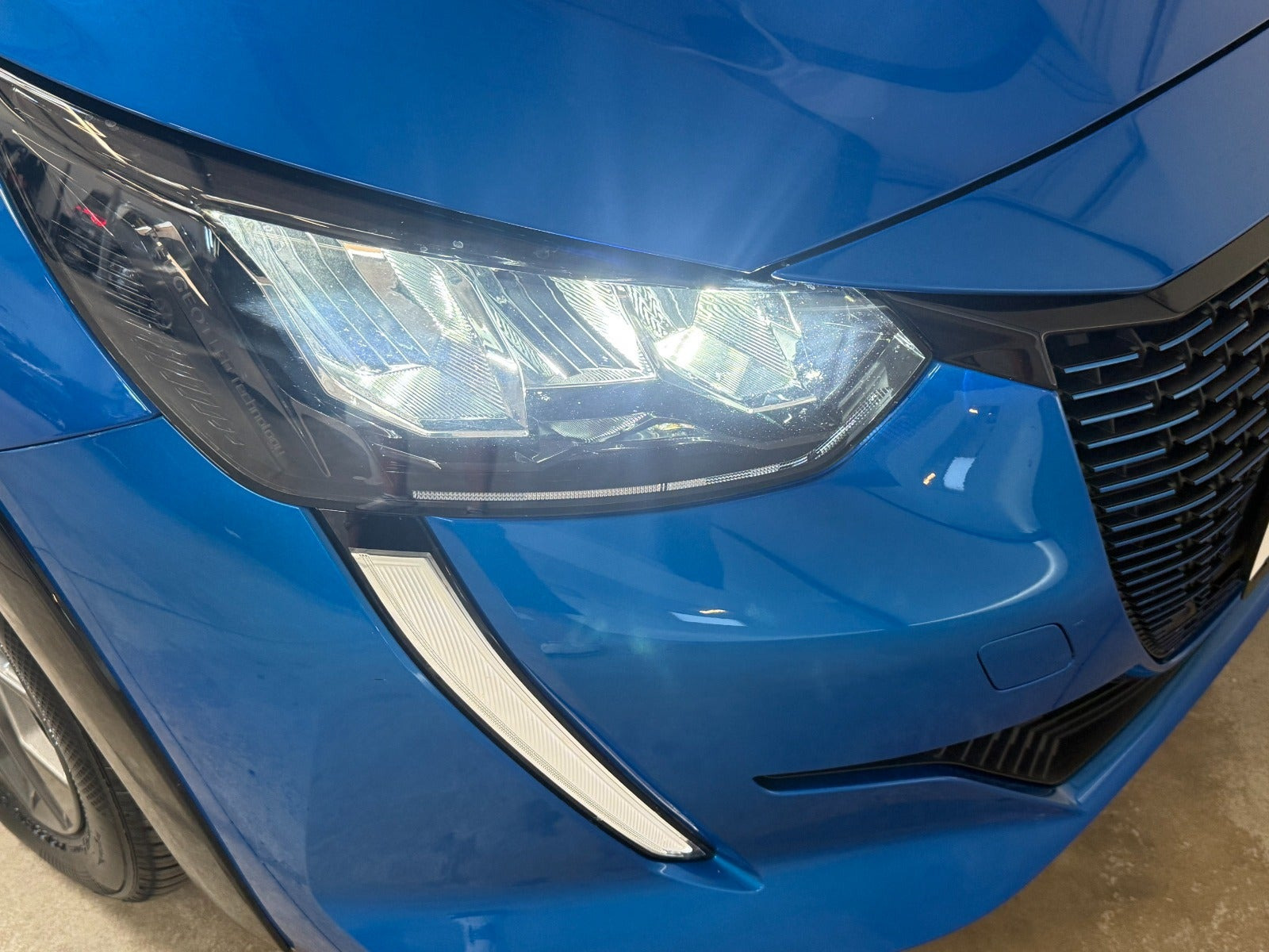 Blå Peugeot e-208 fra 2021