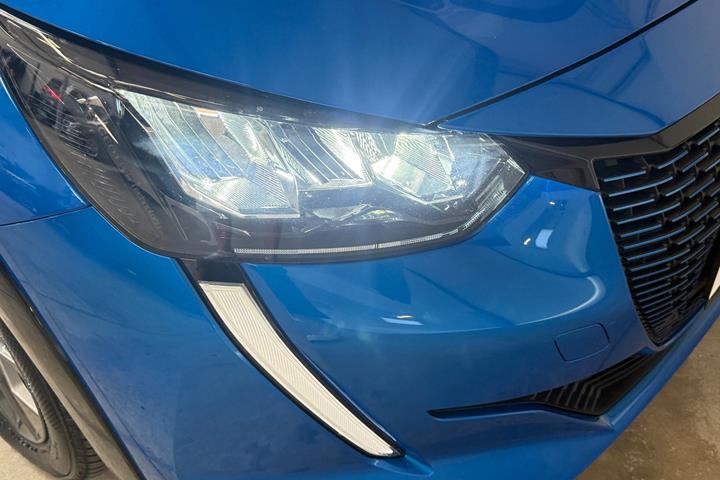 Blå Peugeot e-208 fra 2021