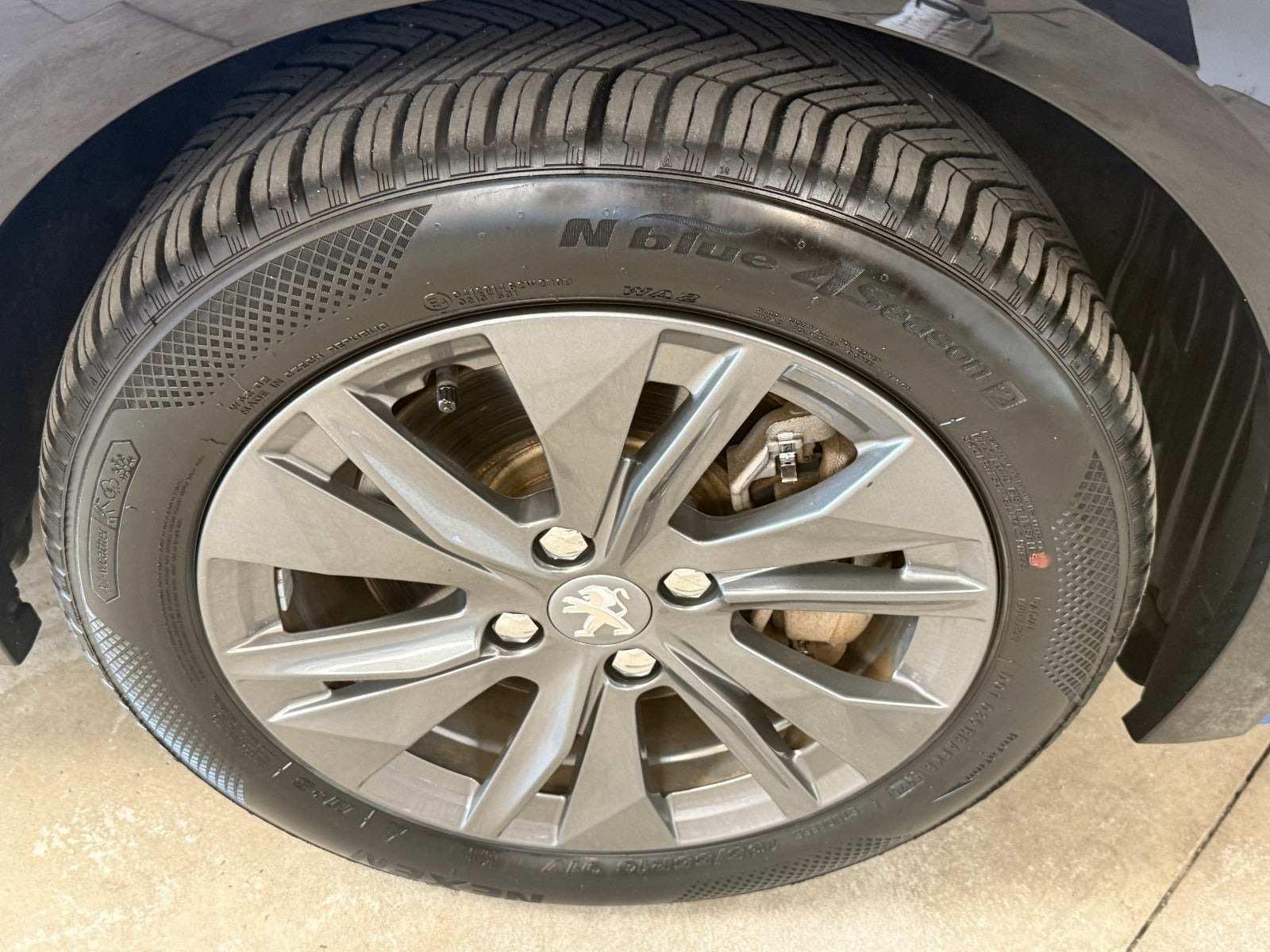 Blå Peugeot e-208 fra 2021