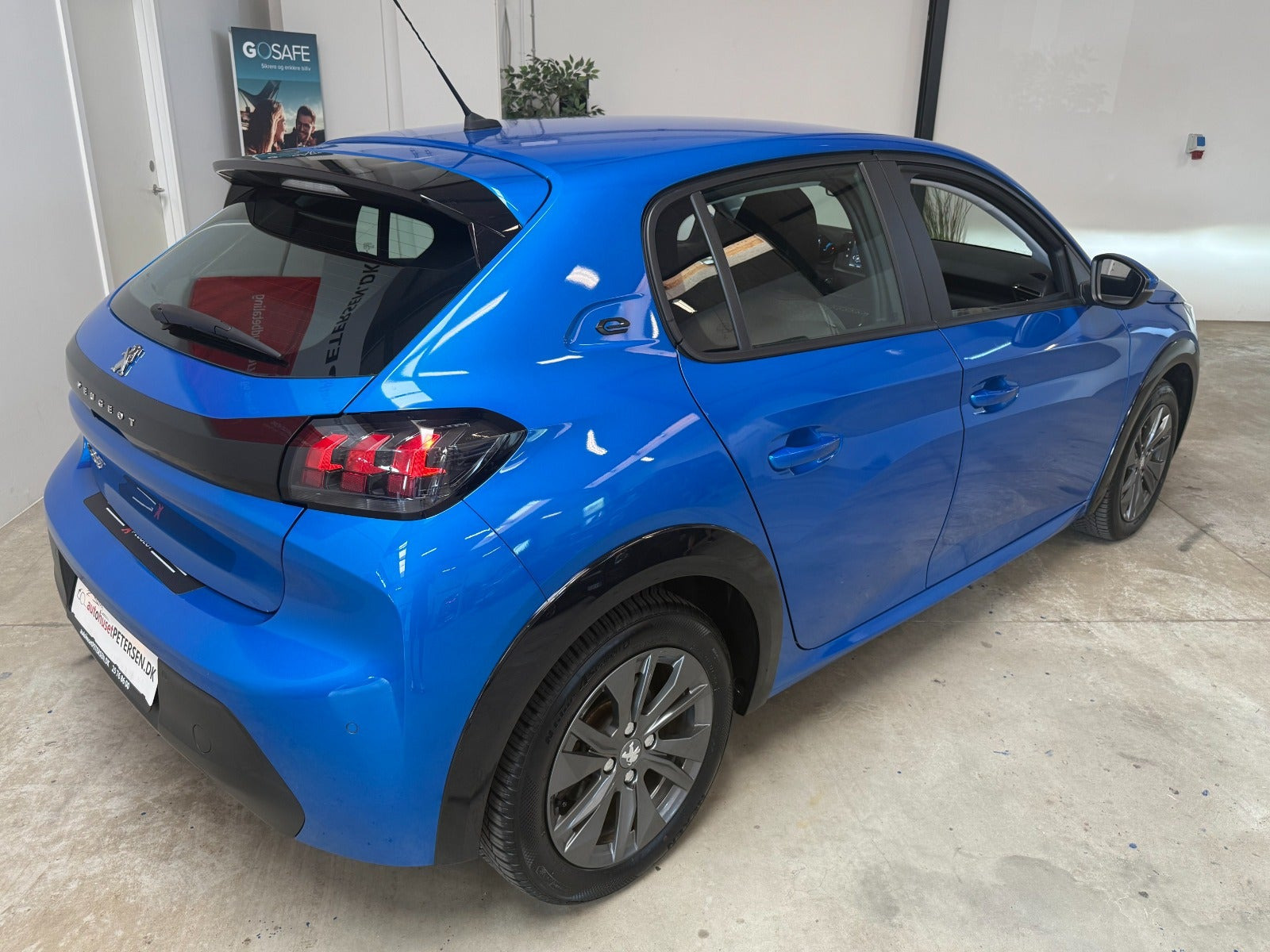 Blå Peugeot e-208 fra 2021