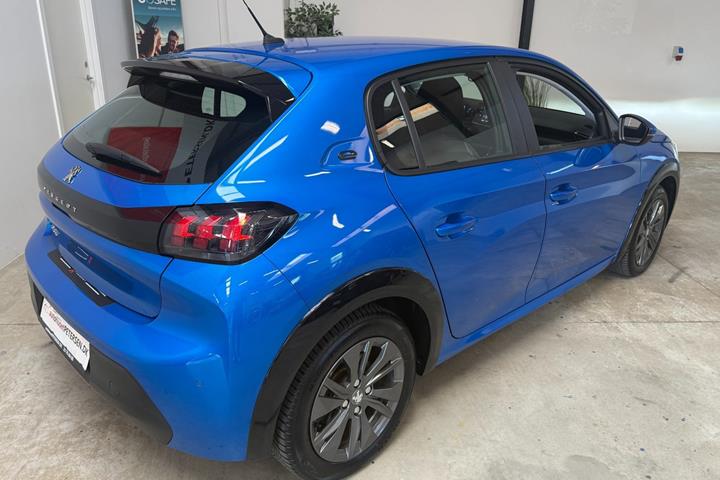 Blå Peugeot e-208 fra 2021