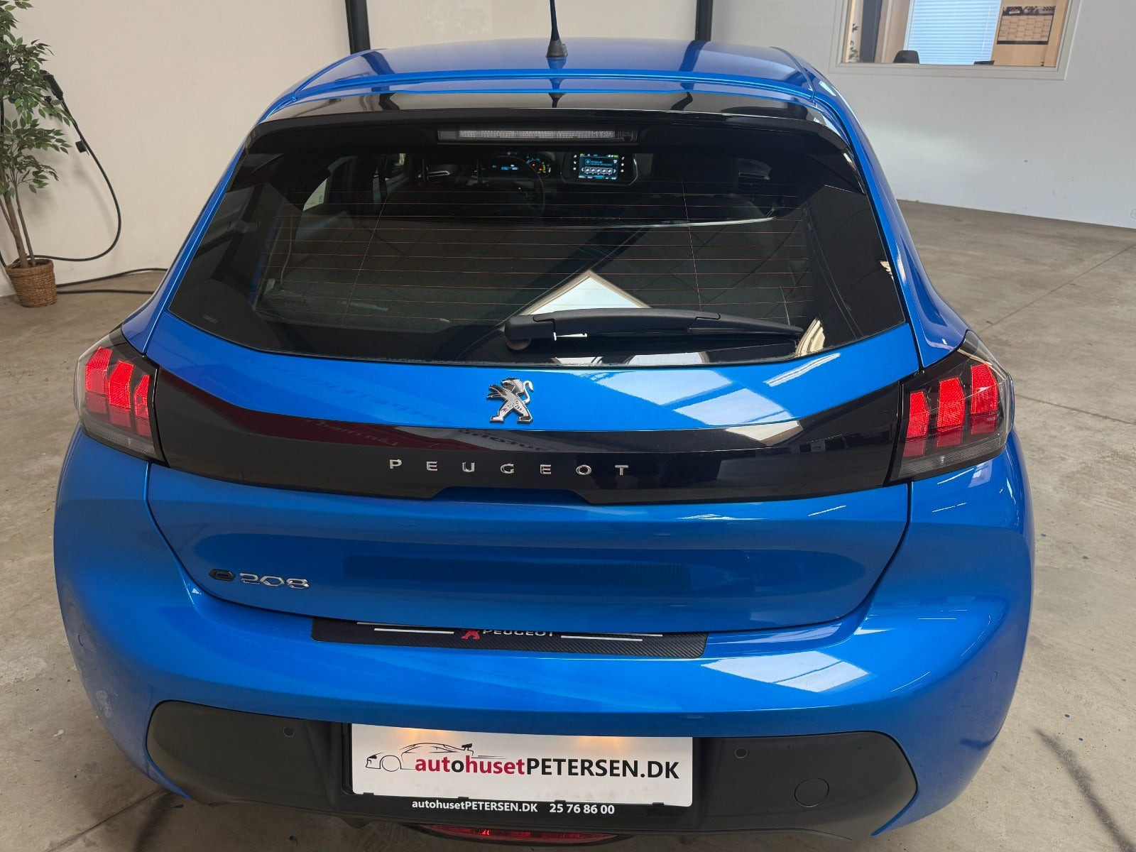 Blå Peugeot e-208 fra 2021