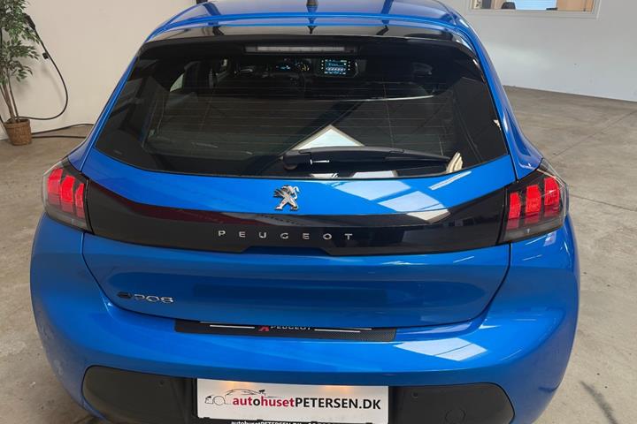 Blå Peugeot e-208 fra 2021