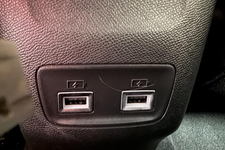 Blå Peugeot e-208 fra 2021
