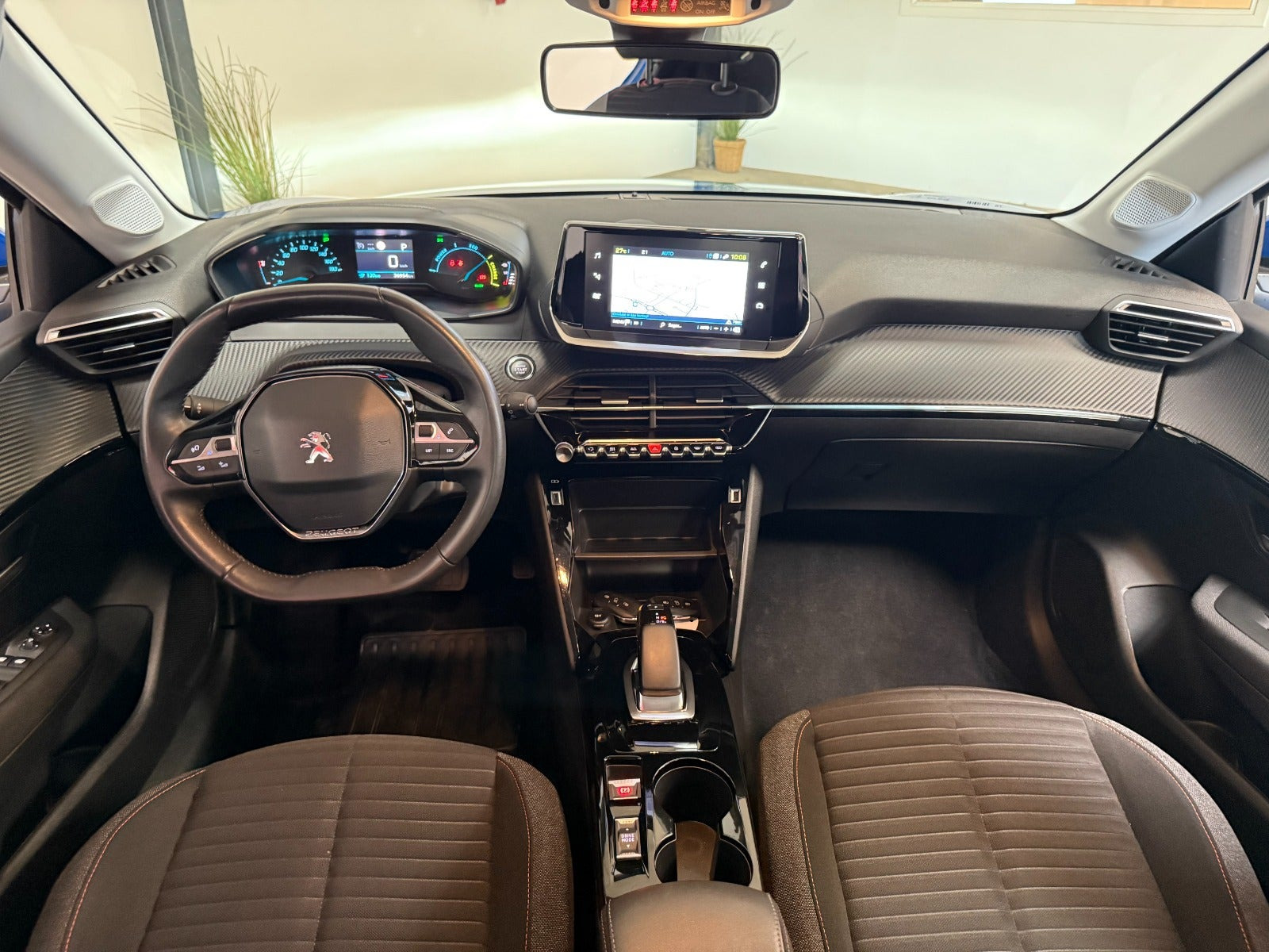 Blå Peugeot e-208 fra 2021