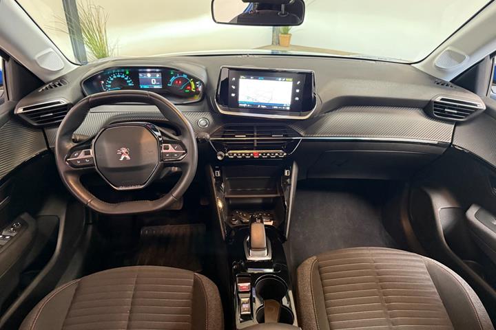 Blå Peugeot e-208 fra 2021
