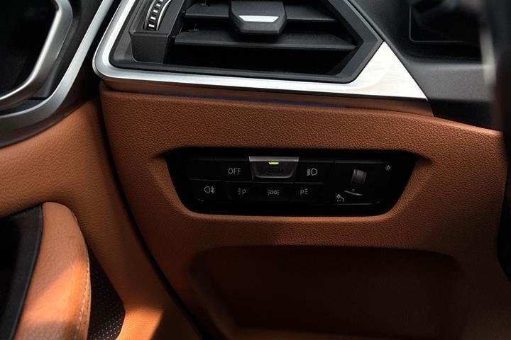 Grå BMW i4 fra 2023