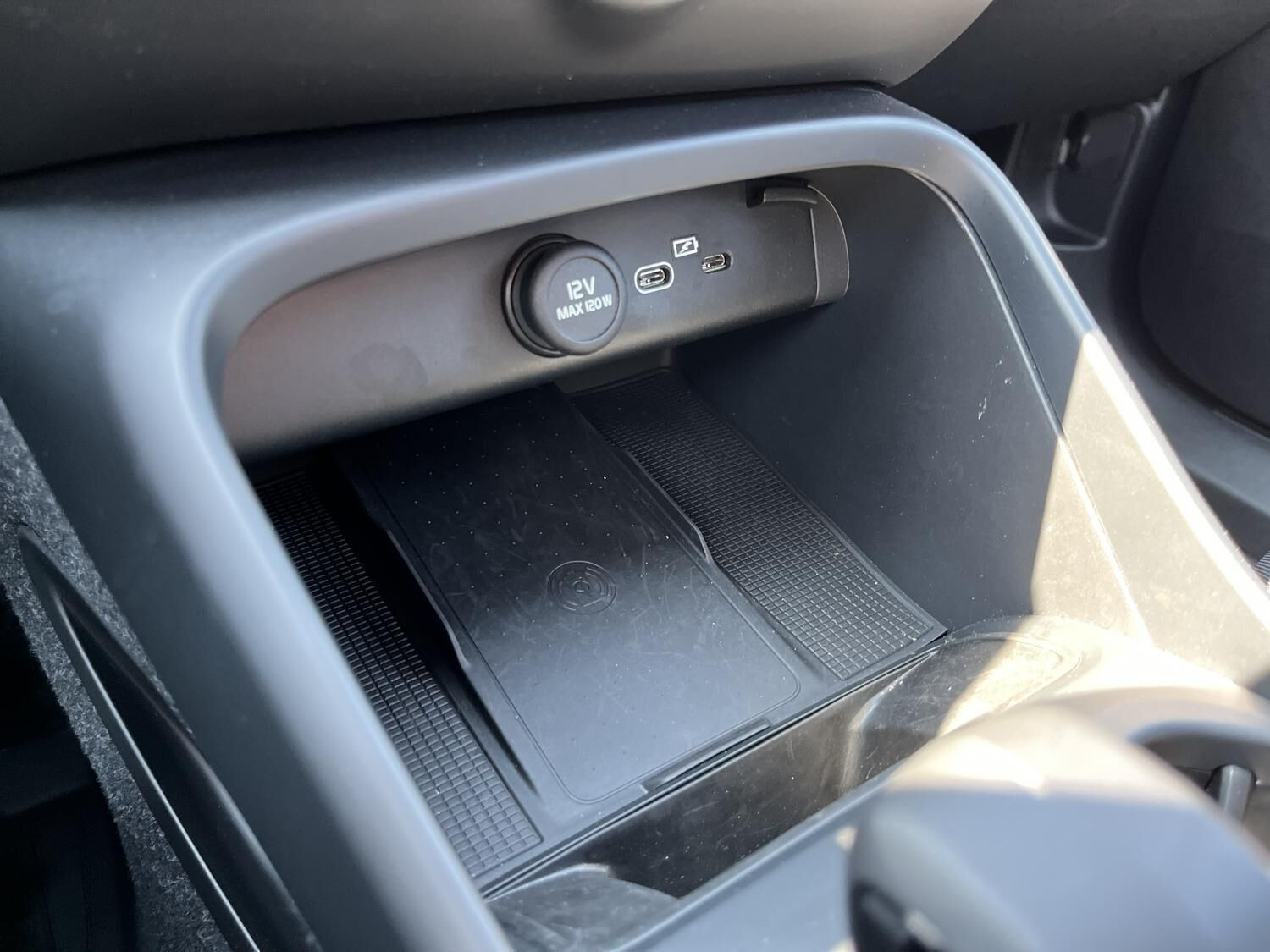 Sort Volvo EX40 fra 2025