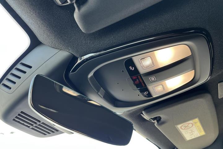 Grå Volvo EX40 fra 2026